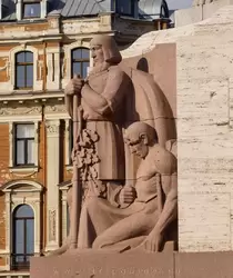 Скульптурные композиции «Стражи Отечества», «Мать-Латвия», «Труд, Семья» у подножия памятника Свободы
