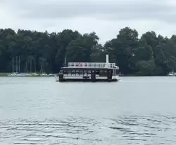 Прогулочный корабль на озере