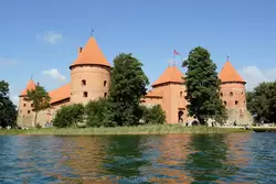Вид на Тракайский замок с озера