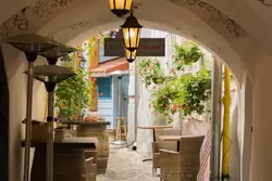 Ресторан «Крю» (<span lang=fr>Cru</span>) — очаровательный дворик на улице Виру