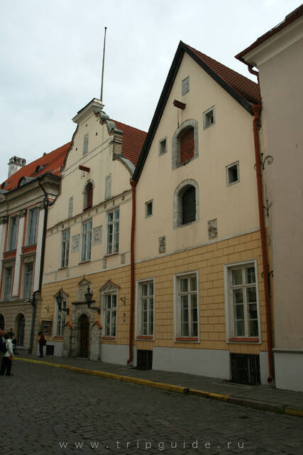 Дом Братства Черноголовых в Таллине (слева)