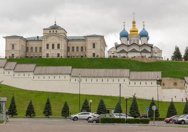 Казанский кремль, вид на Архиерейский дом и Благовещенский собор