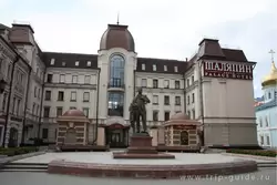 Памятник Шаляпину на улице Баумана и «Шаляпин Палас Отель»