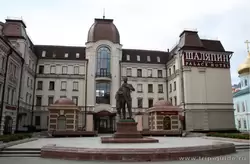 Гостиница «Шаляпин Палас Отель» и памятник Шаляпину