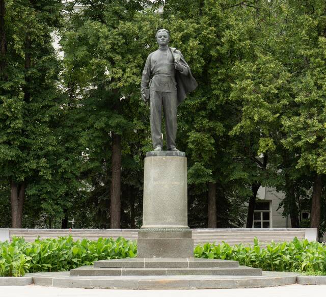 Памятник студенту В.И. Ульянову (Ленину)