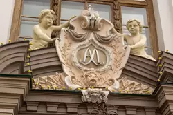 Ангелочки на здании Гостиного двора в Казани
