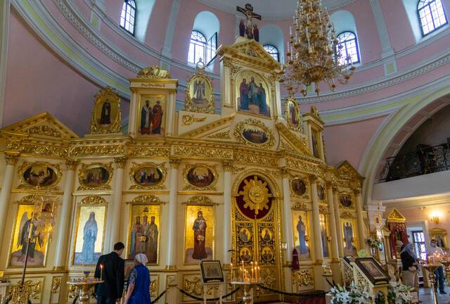 Иконостас в церкви Воздвижения Креста Господня в Казани