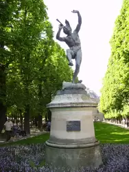 Танец Фавна (Le faune dansant) — скульптура в Люксенбургском саду