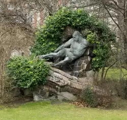Скульптура Геркулеса в Люксенбургском саду