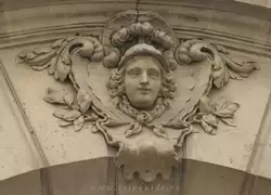 Музей искусства и истории иудаизма в Париже — барельеф над воротами