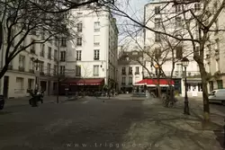 Очаровательная маленькая площадь Марше-Сент-Катрин (place du Marché Sainte-Catherine)