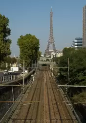 Железная дорога RER вдоль Сены