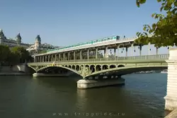 Мост Bir-Hakeim в Париже