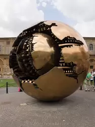 «Сфера в сфере» Арнальдо Помодоро состоит из двух бронзовых сфер, вращающихся на общей оси