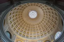 Круглый зал — полукруглый свод спроектировал Микеланджело Симонетти, вдохновленный Пантеоном