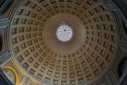 Круглый зал — полукруглый свод спроектировал Микеланджело Симонетти, вдохновленный Пантеоном