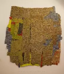 Эль Анацуи «Аньяко» (El Anatsui «Anyako»), 1944 — художник из Ганы, который прославился полотнами из крышек, банок и металла. Это полотно 2 на 2 метра и посвящено родному городу художника Аньяко