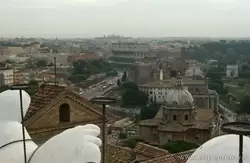 Вид на Колизей и Римские форумы со смотровой площадки