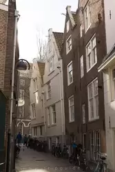 Дома с наклоном в Амстердаме