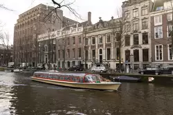 Прогулочные теплоходы в Амстердаме плавают даже в феврале