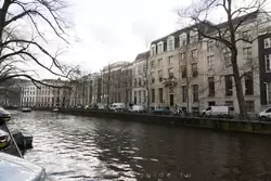 Золотой изгиб — между улицами Лейдцестраат и Визельстраат стоят дома самых богатых в Амстердаме людей. Дома здесь намного шире, чем стандартные для Амстердама 8 метров