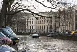 Золотой изгиб — между улицами Лейдцестраат и Визельстраат стоят дома самых богатых в Амстердаме людей. Дома здесь намного шире, чем стандартные для Амстердама 8 метров