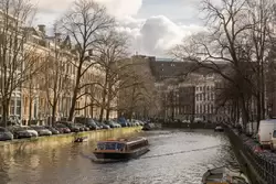 Золотой изгиб в Амстердаме — здесь стоят самые богатые дома в Амстердаме — на канале Херенграхт (<span lang=nl>Herengracht</span>) от улицы Ляйдсестрат (<span lang=nl>Leidsestraat</span>) до Вяйзелстрат  (<span lang=nl>Vijzelstraat</span>)