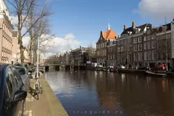 На всех каналах Амстердама отсутствуют какие-либо ограждения, за исключением мостов. Поэтому ходить надо аккуратно, особенно после бара