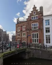 Дом на трёх каналах — стоит на пересечении: «Мрачная стена» (<span lang=nl>Grimburgwal</span>), «Старый южный канал за городской стеной» (<span lang=nl>Oudezijds Achterburgwal</span>) и «Старый южный канал перед городской стеной» (<span lang=nl>Oudezijds Voorburgwal</span>)
