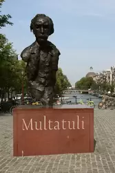 Памятник Эдуарду Доувесу Деккеру, который писал под псевдонимом Мультатули (<span lang=nl>Multatuli</span>)