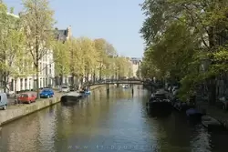 Аудезяйдз Форбургвал (<span lang=nl>Oudezijds Voorburgwal</span>) — канал старой стороны перед городской стеной