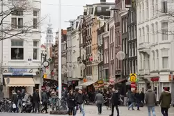 Начало улицы Дамстраат (<span lang=nl>Damstraat</span>), которая ведет в квартал Красных фонарей