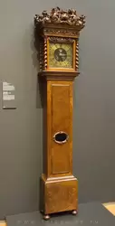 Напольные часы, механизм Стивена Гюйгенса. Были привезены в Нидерланды из Англии в 1680-х. Длинный маятник делал их более точными чем другие виды часов
