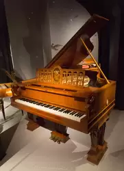 Пианино Steinway and Sons, 1853. Его присутствие в доме показывало социальный, культурный и финансовый уровень владельца. Этот экземпляр был сделан для Виллы Бетти в Амстердаме