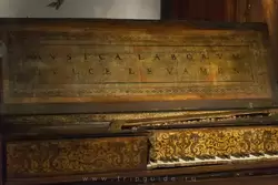 Вёрджинел (разновидность клавесина) — украшение из печатной бумаги (не роспись)