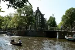 Пересечение Prinsengracht и Elegantiersgracht