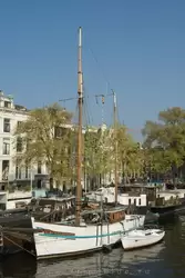 Яхта Ville de Gravelines на реке Амстел в Амстердаме