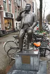 Памятник Андре Хазесу (<span lang=nl>André Hazes</span>) в Амстердаме