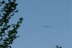 Самолет с рекламой в небе
