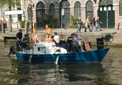 Голландская молодежь выплывает на празднование Дня королевы
