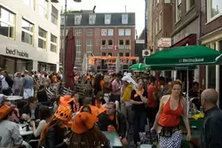 Веселье на гей улице Рехулизбрейстраат (<span lang=nl>Reguliersbreestraat</span>)
