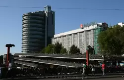 Трехэтажная велосипедная стоянка около Центральной станции