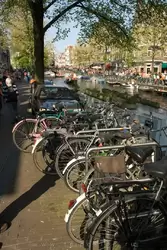 Стоянка велосипедов у канала