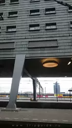 Гостиница «Айбис Амстердам Центр» стоит над (!!!) железнодорожными путями
