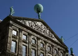 Задняя часть Королевского дворца увенчана фигурой Атласа с земным шаром на плечах