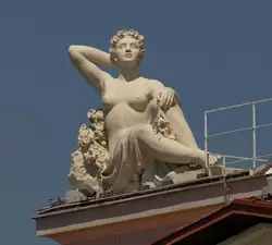 Морской вокзал Сочи, скульптура Весна
