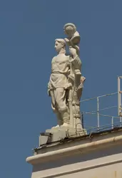 Морской вокзал Сочи, скульптура Запад на здании