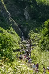 Водопад Поликаря и туристы