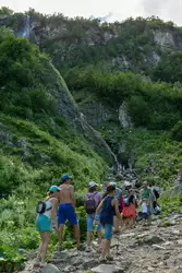 Летом у водопада Поликаря много народа