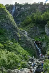 Водопад Поликаря состоит из двух частей, верхнюю замечают далеко не все